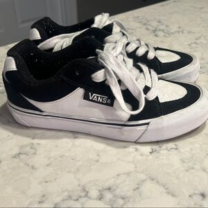 Vans Classic Black and White Sneakers Women’s 8 Men’s 6.5